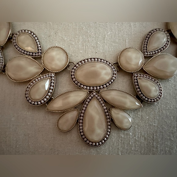 ModCloth Statement Necklace - Picture 2 of 4